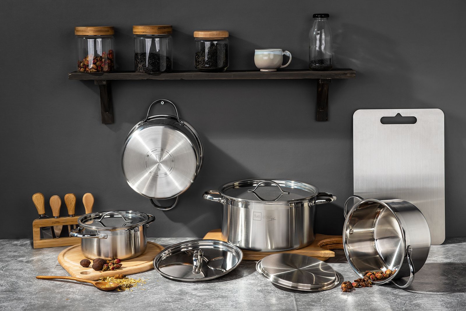 Kitchenware wholesale display